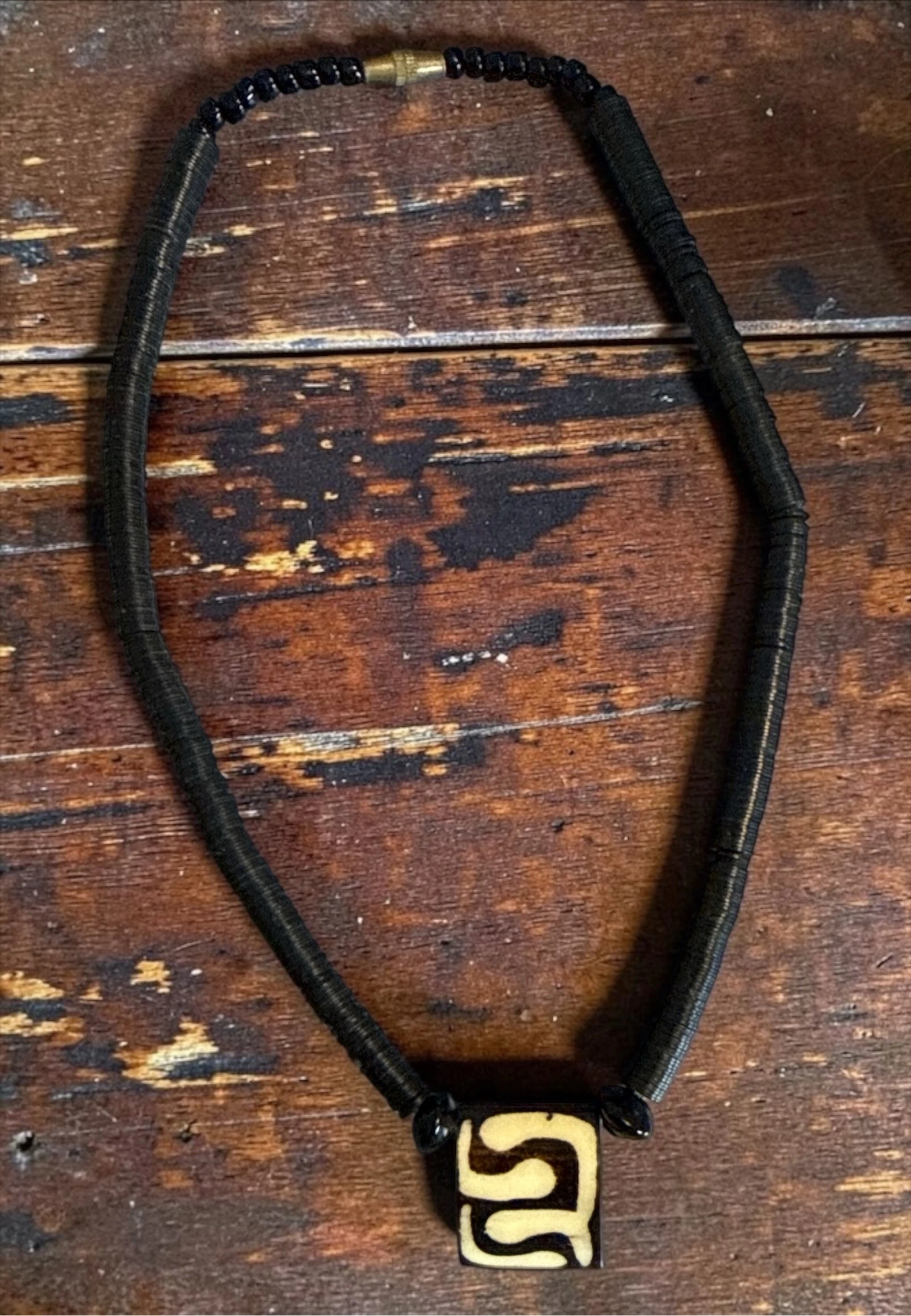 Collar artesanal de madera y cuentas negras étnico boho